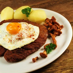 Schweineschnitzel mit Ei