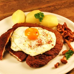 Schweineschnitzel mit Ei