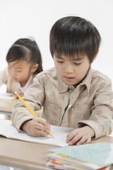 勉強をする子供たち