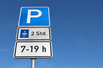 Deutsches Verkehrszeichen: Parken mit Parkscheibe, zeitliche Beschränkung 7 - 19 Uhr