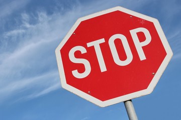 Deutsches Verkehrszeichen: Halt! Vorfahrt gewähren.