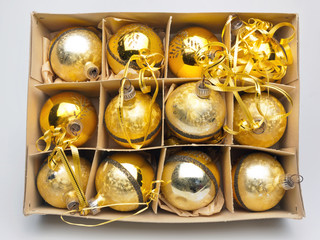 Pappkarton mit Weihnachtsbaumkugeln