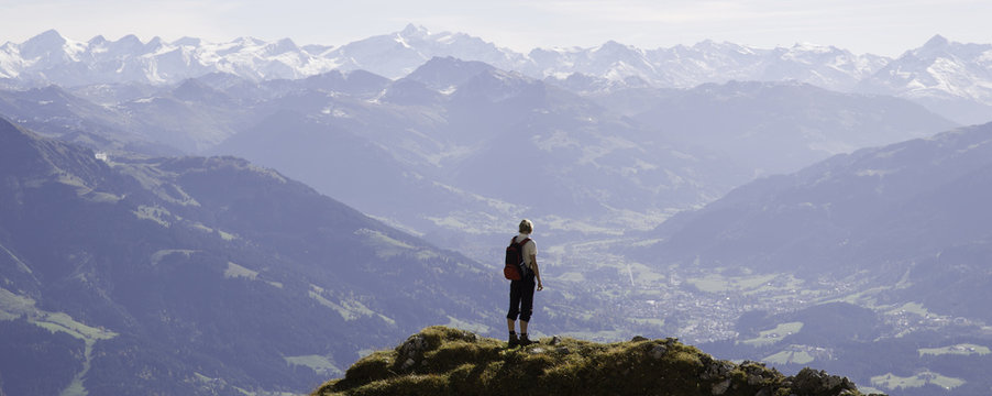 frau blickt ins tal vom wilden kaiser aus