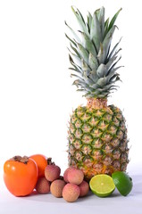 Fototapeta na wymiar Owoce tropikalne. ananas, liczi, limonka, Persimmon