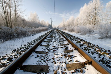 tory kolejowe w zimowej scenerii