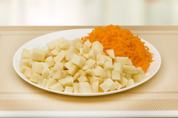 sliced ​​potatoes and grated carrots