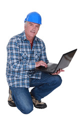 Artisan greater with laptop