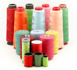 Bobinas de hilos de colores