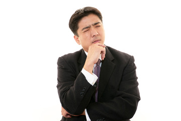 困惑した表情のビジネスマン