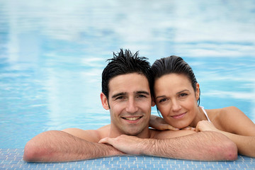 Obraz premium Couple stood together in swimming pool