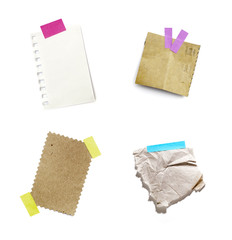 Petit morceau de papier sur fond blanc tenu par de l'adhésif col