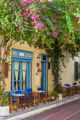 Obraz na płótnie Canvas Tradycyjne domy w dzielnicy Plaka pod Akropol, Ateny, Grecja