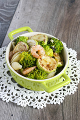 shell-shaped pasta with broccoli, courgette and prawns