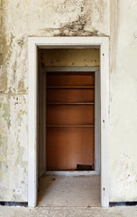 Fototapeta na wymiar Wnętrze starego domu, drzwi