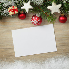 Weihnachtliches mit Schnee auf Holz mit Zettel