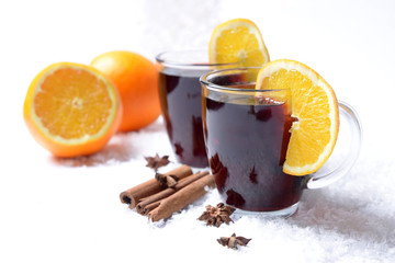 Glühwein mit Gewürzen