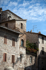 Fototapeta na wymiar Średniowieczna ulica we włoskim wzgórzu miasta Asyżu