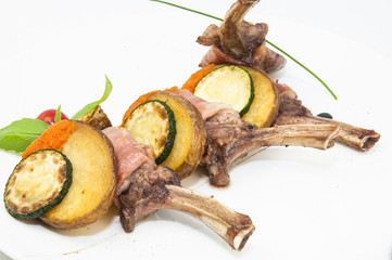 Ребра, запеченные с картофелем и овощами