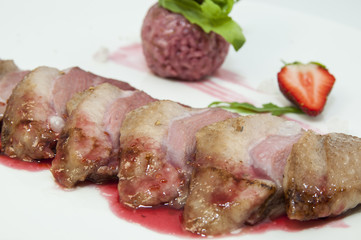 Гусиная грудка с шариком цветного риса