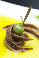anchovies in oil whith olives tapa