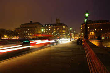 Plakat nächtlicher Verkehr auf der Brücke Pont Neuf in Paris