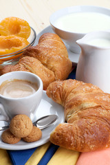 Espresso,cornetti,pasticcini,latte e pesche sciroppate
