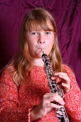 Mädchen spielt Oboe