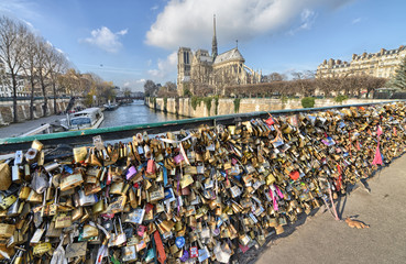 Naklejka premium PARIS - DEC 1: Lockers at Pont des Arts symbolize love for ever,