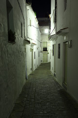Fototapeta na wymiar Wąska ulica w andaluzyjskich Casares wsi w nocy, Hiszpania