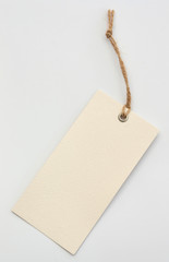 Cremewei&szlig;er Pappanh&auml;nger mit Strukturoberfl&auml;che am Band