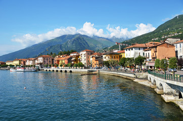 Fototapeta na wymiar Miasto Gravedonna na słynnym włoskim jeziorem Como