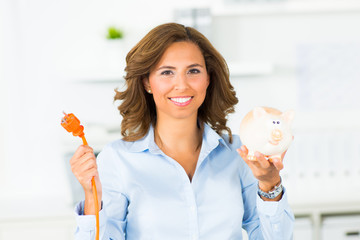 frau mit stromkabel und sparschwein