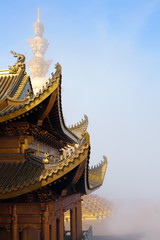 Fototapeta na wymiar Złota Świątynia i Golden Summit w Emei Shan. Sichuan, Chiny