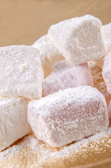 Fototapeta na wymiar Turecki deser z cukrem pudrem na desce