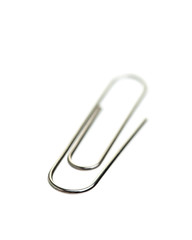 Büroklammer auf weißem Hintergrund