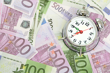 Alarm clock for euro banknotes