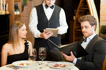 Crédence de cuisine en verre imprimé Restaurant Couple having dinner in a luxury restaurant