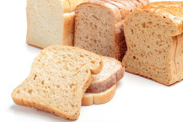 PANE A FETTE PER TOAST SU SFONDO BIANCO