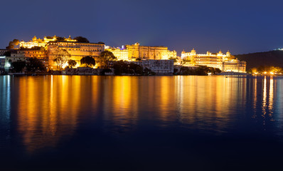 Fototapeta premium City Palace at night, Udajpur, Rajasthan, India.