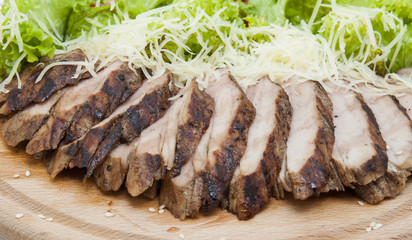 Мясо-гриль с овощами и зеленью