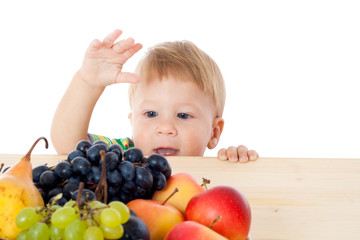 Fototapeta na wymiar Dziecko ze stosu owoców