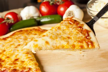 Fotobehang Pizzeria Klassieke zelfgemaakte Italiaanse kaaspizza