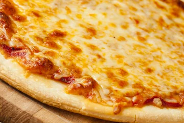 Foto op Plexiglas Pizzeria Klassieke zelfgemaakte Italiaanse kaaspizza