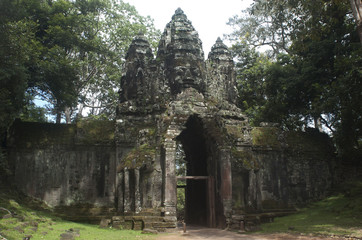 Fototapeta na wymiar Puerta Angkor Thom. Świątynie Angkoru. Camboya
