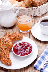 französisches Frühstück mit kaffe marmelade und croissant