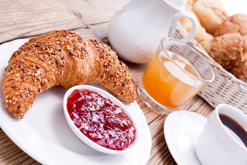 französisches Frühstück mit kaffe marmelade und croissant