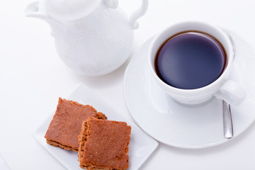 frische kekse mit einer kanne kaffee und einer tasse