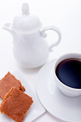 frische kekse mit einer kanne kaffee und einer tasse