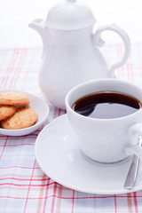 frische kekse mit einer kanne kaffee und einer tasse