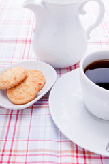 frische kekse mit einer kanne kaffee und einer tasse